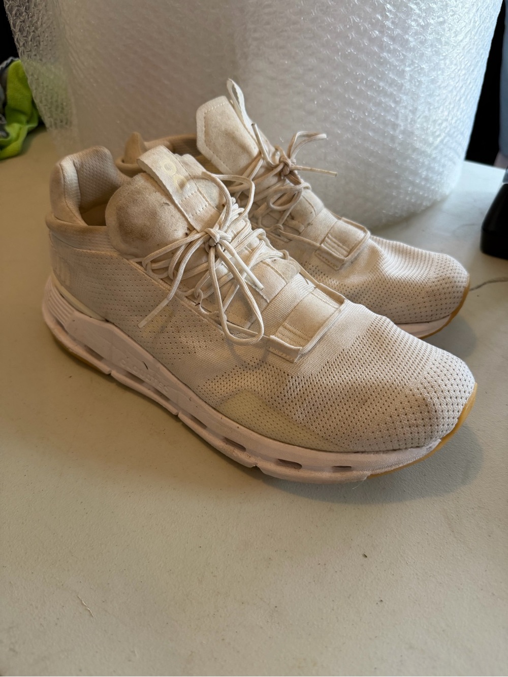 On Cloud size 10.5 Men's Casual Performance Sneakers in Cream